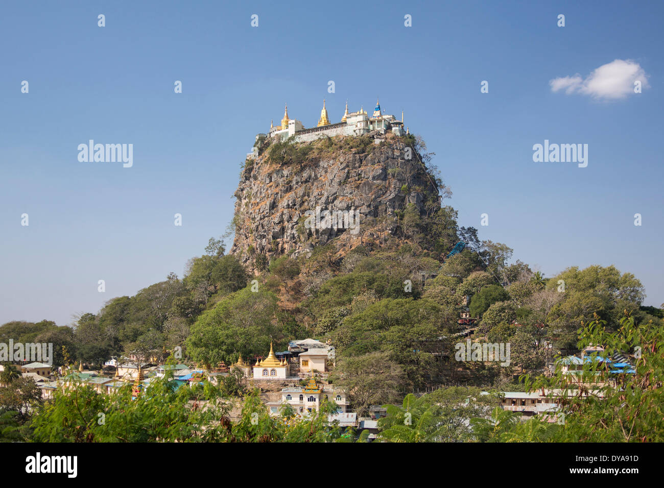 Myanmar Mandalay Birmania Asia el Monte Popa Taung Talat colorida arquitectura exótica colina Monte skyline stupa turística, turismo Foto de stock