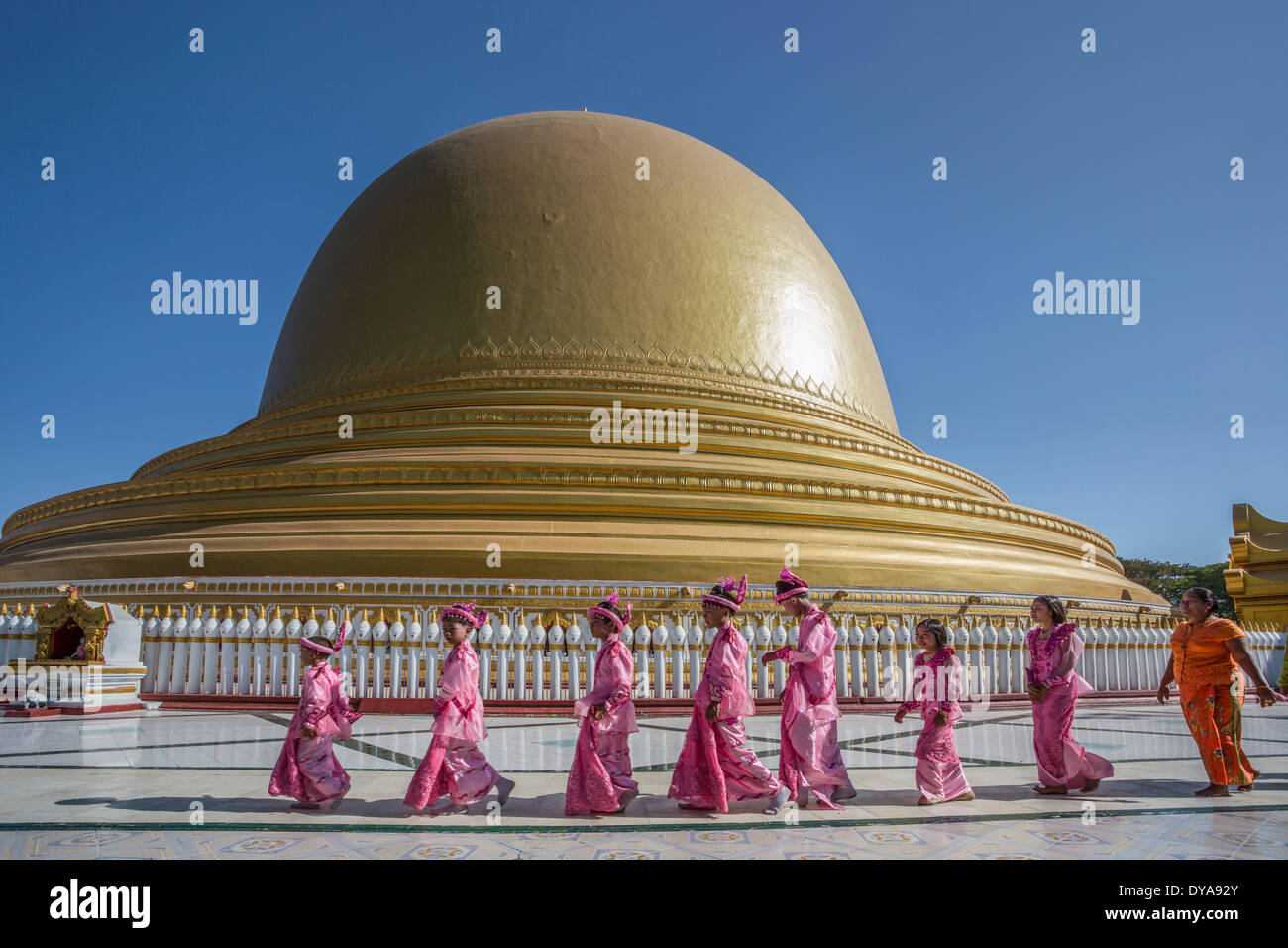 Asia Birmania Myanmar Mandalay Sagaing Kaung Hmu Taw arquitectura ciudad ceremonia coloridos colores famosa pagoda dorada golden, Foto de stock