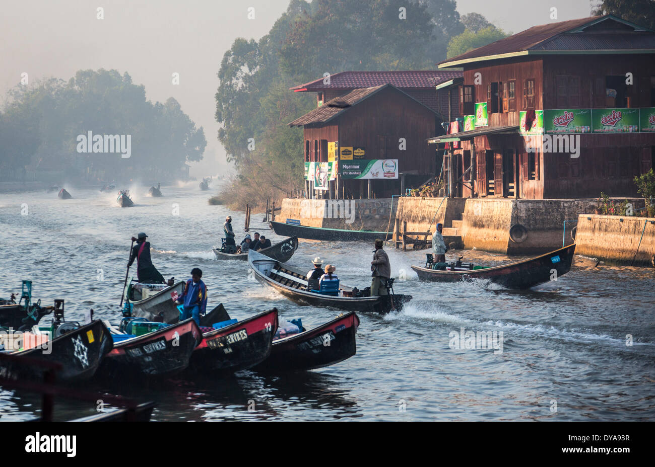 El Inle, Myanmar, Birmania, Asia, Nyaungshwe, Ciudad, barcos, colorido, principios, Lago, mañana, canal, turísticos, transporte, viajes Foto de stock