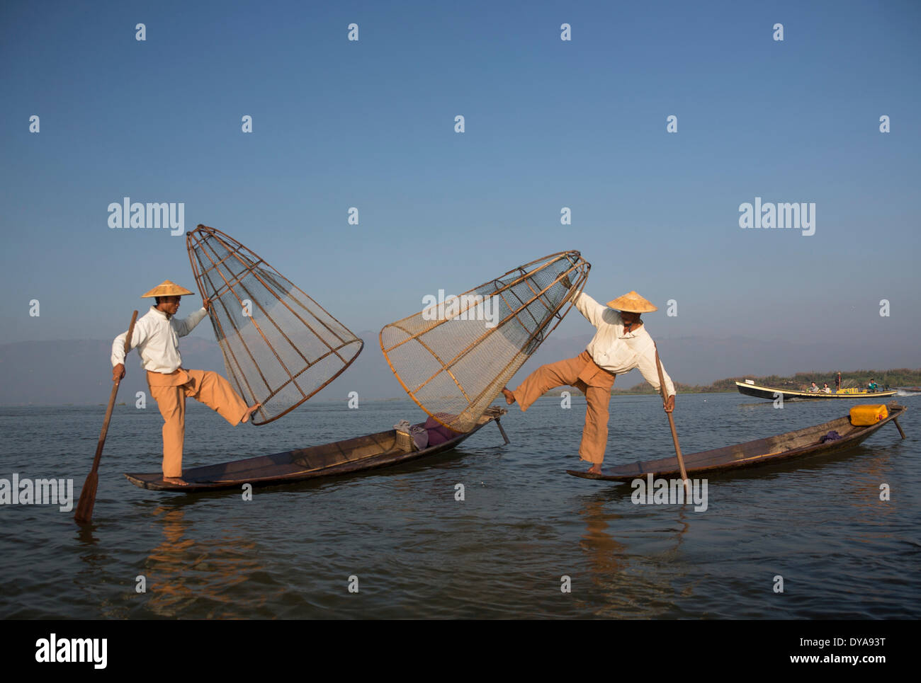 El Inle Myanmar Birmania Asia Nyaungshwe Ciudad coloridos barcos de pescadores temprano por la mañana el lago de pesca tradicional de viajes turísticos Foto de stock