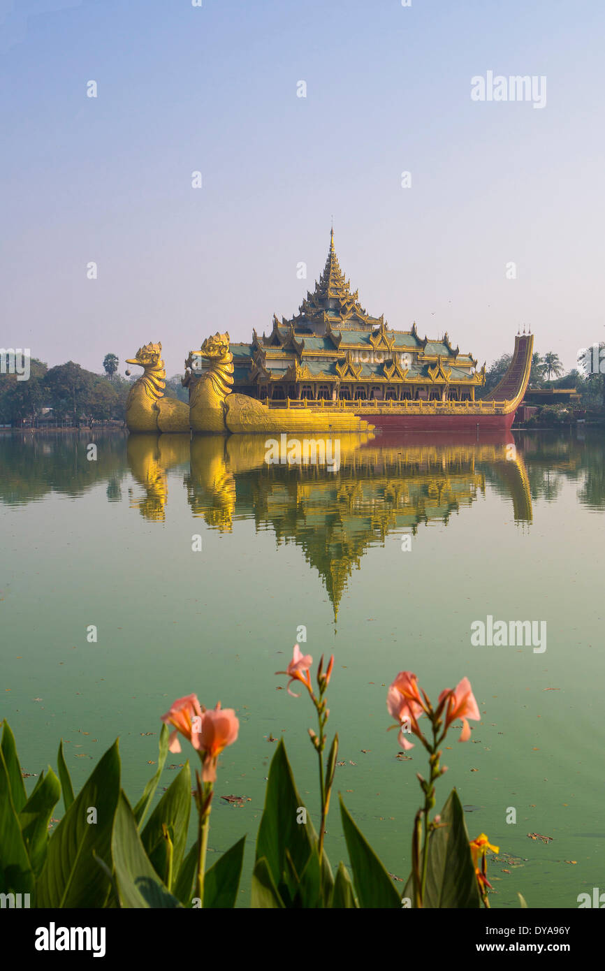 Myanmar Birmania Asia Paya, Yangon Rangoon Kandawgyi arquitectura flotante coloridas flores famoso lago imagen reflexión resta Foto de stock