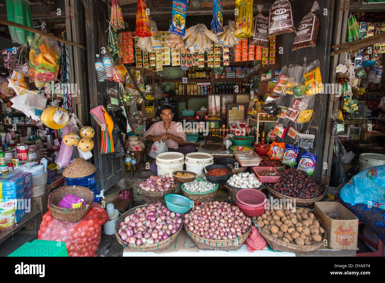 Myanmar, Birmania, Asia, tienda de la ciudad de Yangon, colorido, cómodo, mercado, abierto, turísticos, tienda, tradicional Foto de stock