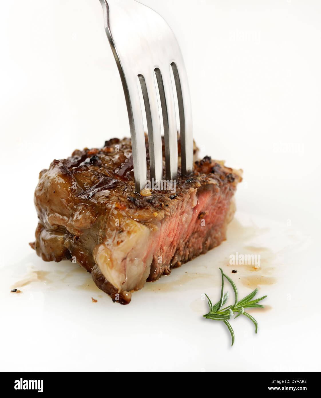 Trozo de bistec de carne roja en una horquilla,Cerrar Foto de stock