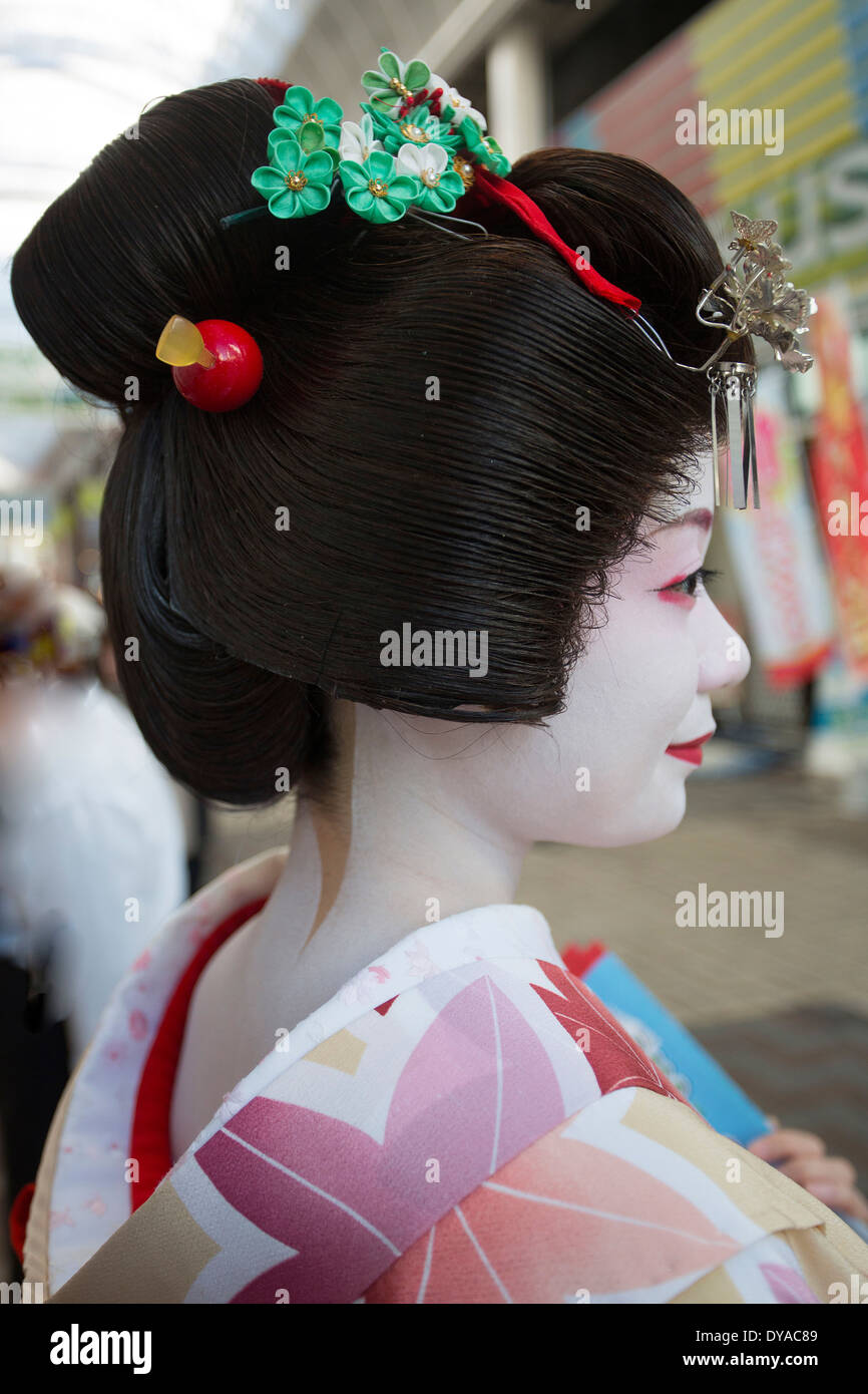 Asia Japón Tokio Asakusa Geisha maiko coloridos componen perfil tradición sonrisas peluca blanca mujer ningún modelo de liberación Foto de stock
