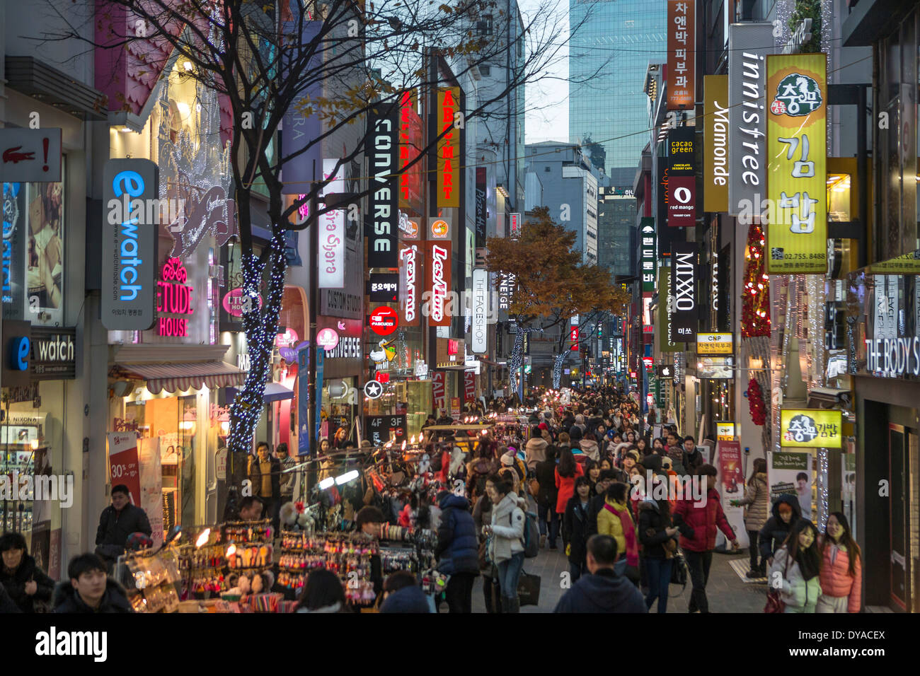 Corea, en Asia, en Myeongdong, Seúl, ocupada ciudad, colorido, distrito, Landmark, luces, gente, ir de compras, la calle, atardecer, noche Foto de stock