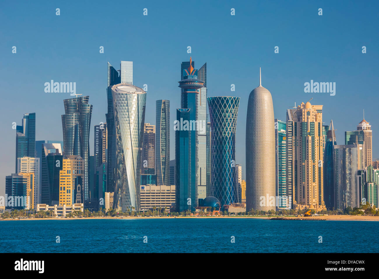 Al Burj Bidda Doha Qatar Oriente Medio del World Trade Center de la ciudad de Bahía arquitectura colorida corniche skyscrape skyline futurista Foto de stock