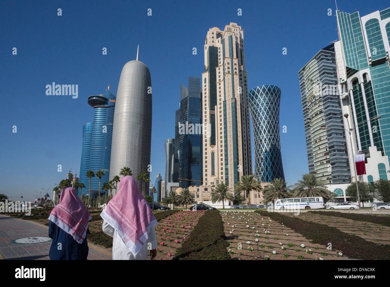 Burj Doha Qatar Oriente Medio del World Trade Center de la ciudad de Bahía de arquitectura futurista corniche colorido verde parque hombres locales pro Foto de stock