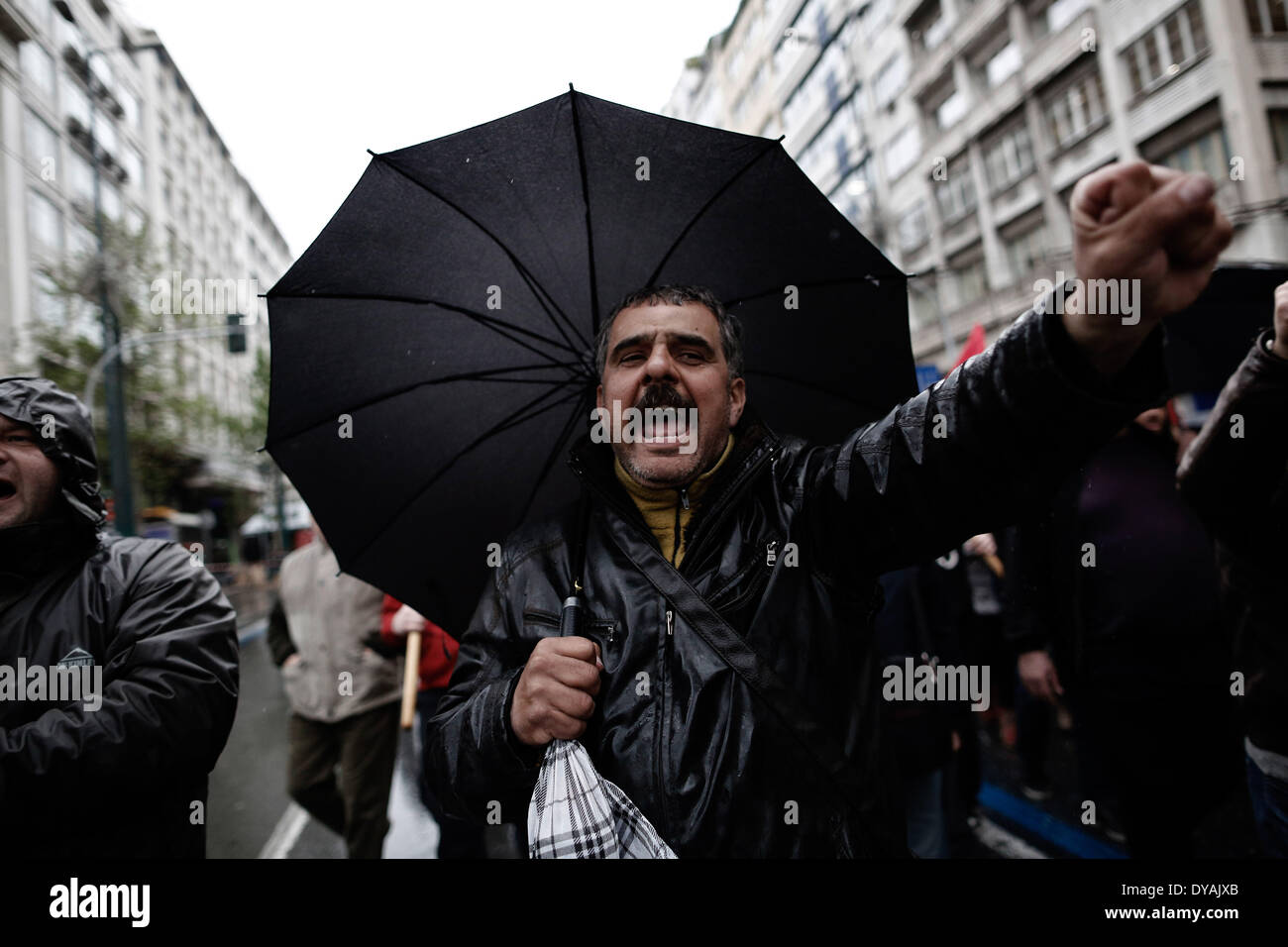 Atenas, Grecia. 11 abr, 2014. Los manifestantes gritaron consignas contra la canciller alemana, Angela Merkel, de visita en Atenas el viernes, 11 de abril de 2014, como el líder alemán sigue siendo una figura controvertida en Grecia porque el Canciller es un partidario vocal de políticas de austeridad dolorosas infligidas a Grecia. Crédito: Konstantinos Tsakalidis/Alamy Live News Foto de stock