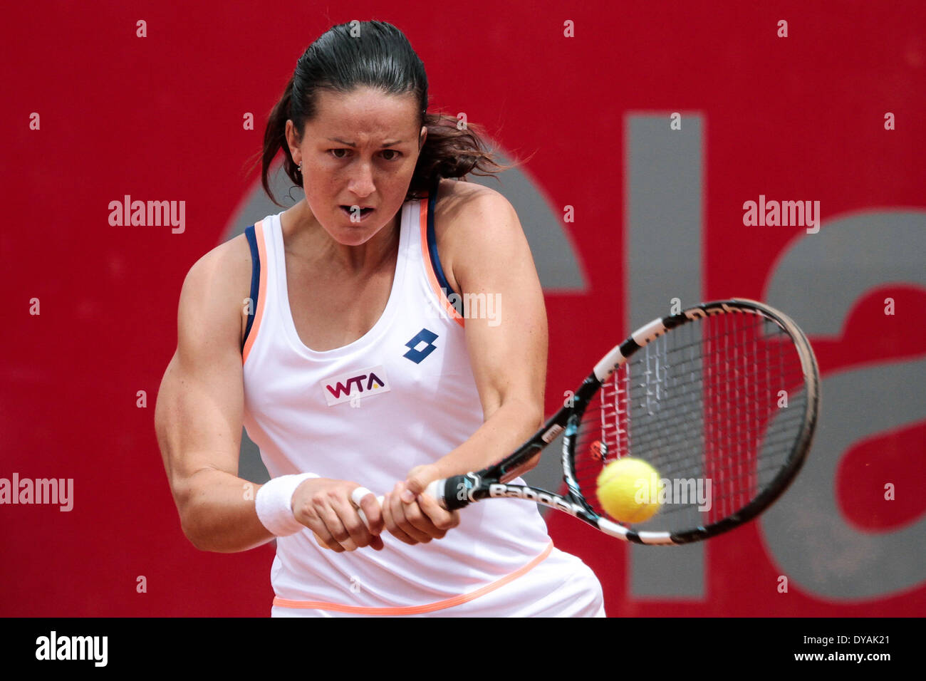 Bogotá, Colombia. 11 abr, 2014. Lara Arruabarrena de España devuelve un golpe a Jelena Jankovic de Serbia en los cuartos de final del Abierto Colsanitas claro de la Asociación de Tenis Femenino (WTA), en Bogotá, Colombia, el 11 de abril de 2014. Lara Arruabarrena perdió 0-2. © Jhon Paz/Xinhua/Alamy Live News Foto de stock