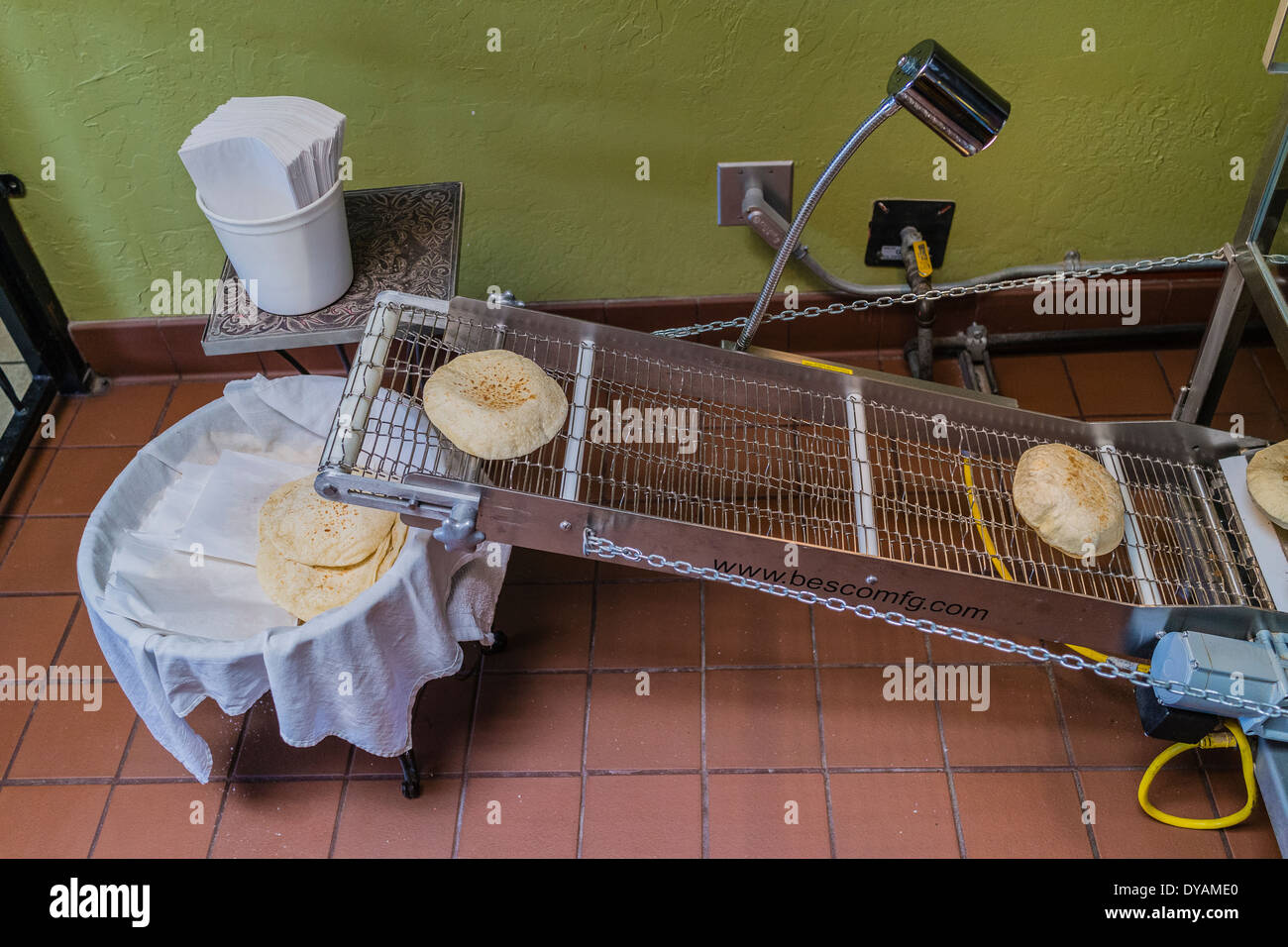 Tortillas de harina son hechas en una máquina están saliendo de la máquina  sobre una cinta transportadora en un restaurante en la ciudad de Yuba,  California Fotografía de stock - Alamy