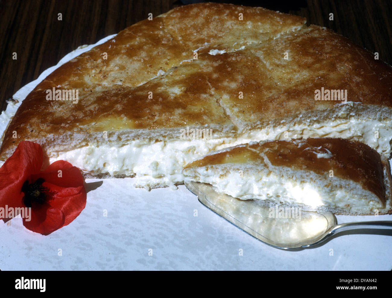 Un pastel de St Tropez, un brioche en capas relleno de crema de mantequilla, St Tropez, sur de Francia Foto de stock