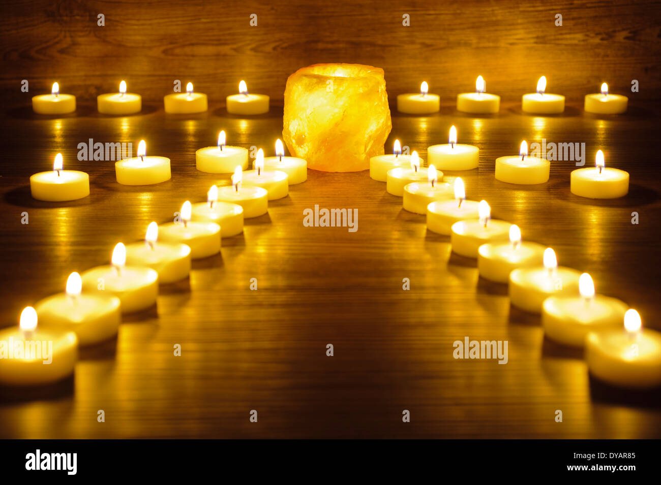 Jardín de meditación con muchas luces de velas Foto de stock