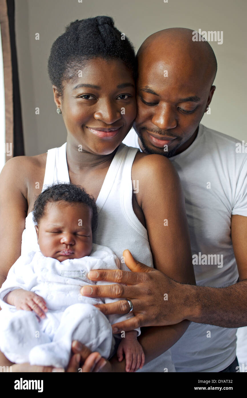 Los jóvenes negros de Nigeria con un bebé recién nacido de la familia  Fotografía de stock - Alamy