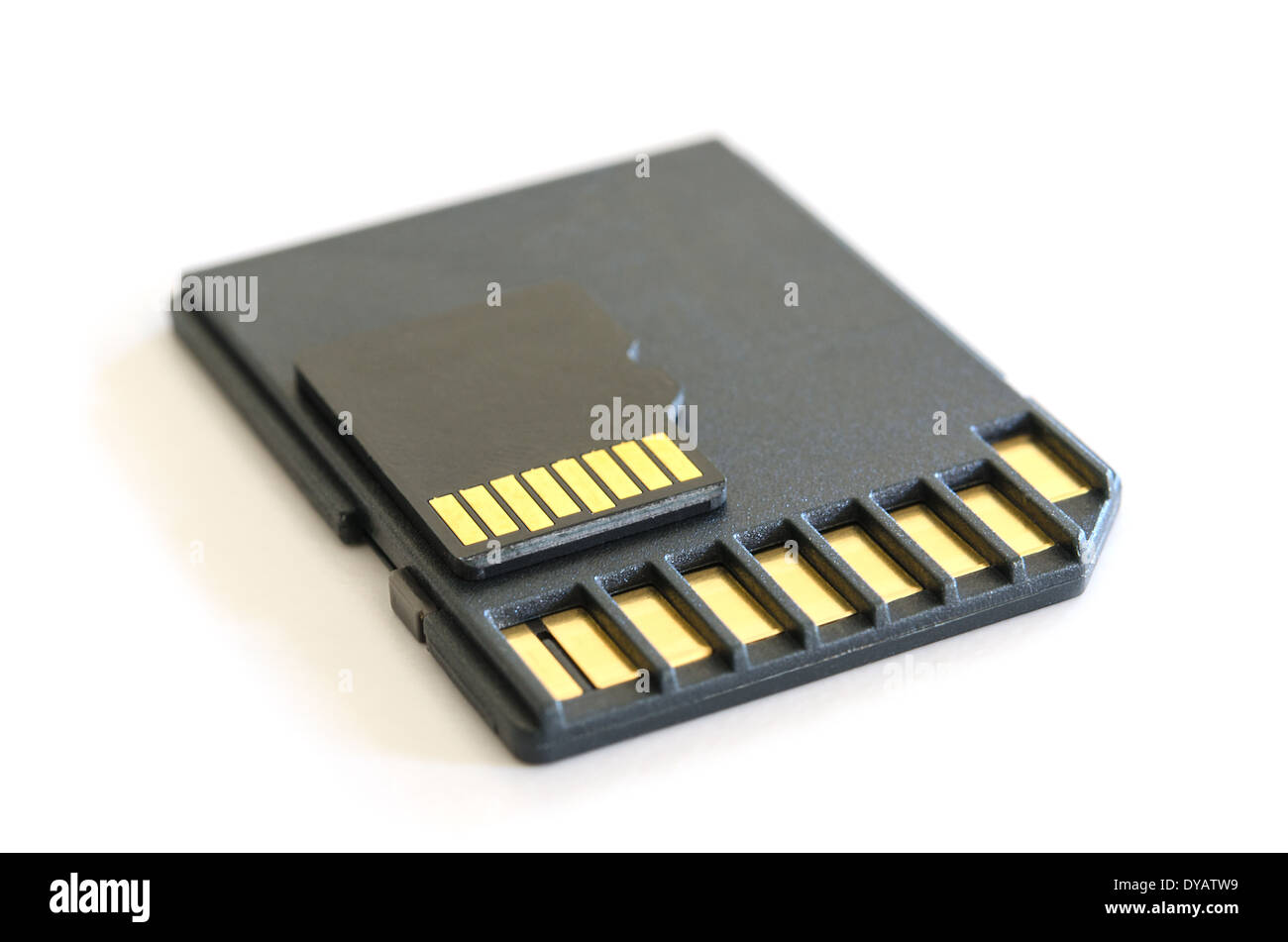 Lector de tarjetas SD y adaptador de memoria microSD negro aislado en blanco con sombra Foto de stock