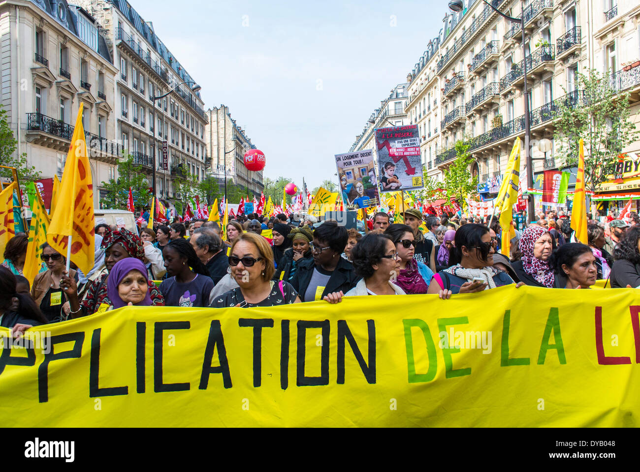 París, Francia, Izquierda Política Francesa Demostración contra la austeridad económica por el Gobierno, 'Sans Papiers', Migrantes sin papeles marchando con banners, protesta social Foto de stock