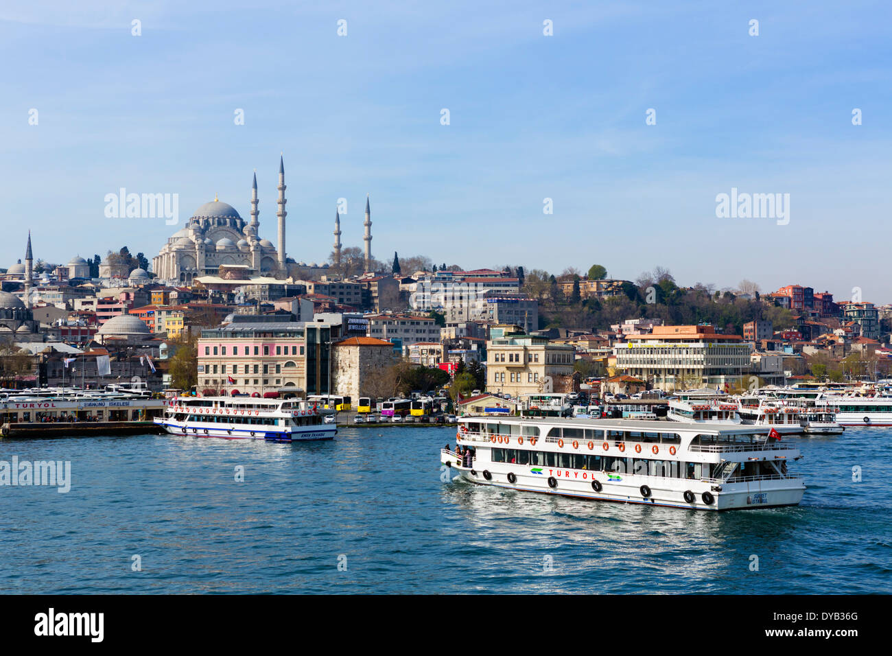 Al muelle de Eminonu visto desde el puente de Galata, Estambul, Turquía Foto de stock