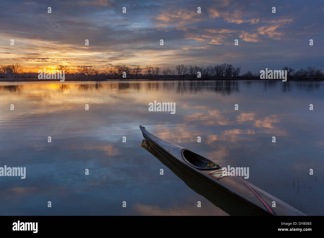 Un kayak de mar slim listo para remar entrenamiento antes del amanecer en un lago en calma en Colorado Foto de stock