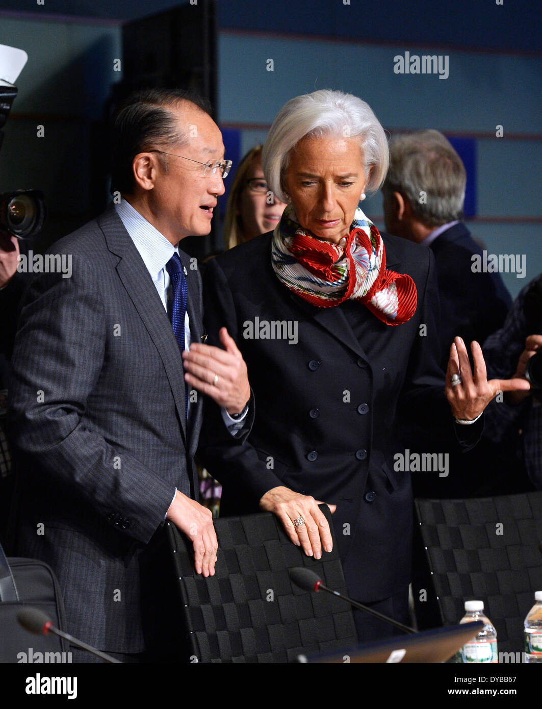 Washington, Estados Unidos. 12 abr, 2014. Fondo Monetario Internacional (FMI) Director Gerente Christine Lagarde (R), conversa con el Presidente del Banco Mundial, Jim Yong Kim ante el Comité para el desarrollo de una sesión plenaria del 2014 Reunión de Primavera del FMI y el Banco Mundial, en el Auditorio de Preston de la sede del Banco Mundial en Washington, DC, capital de Estados Unidos, 12 de abril de 2014. Crédito: Bao Dandan/Xinhua/Alamy Live News Foto de stock