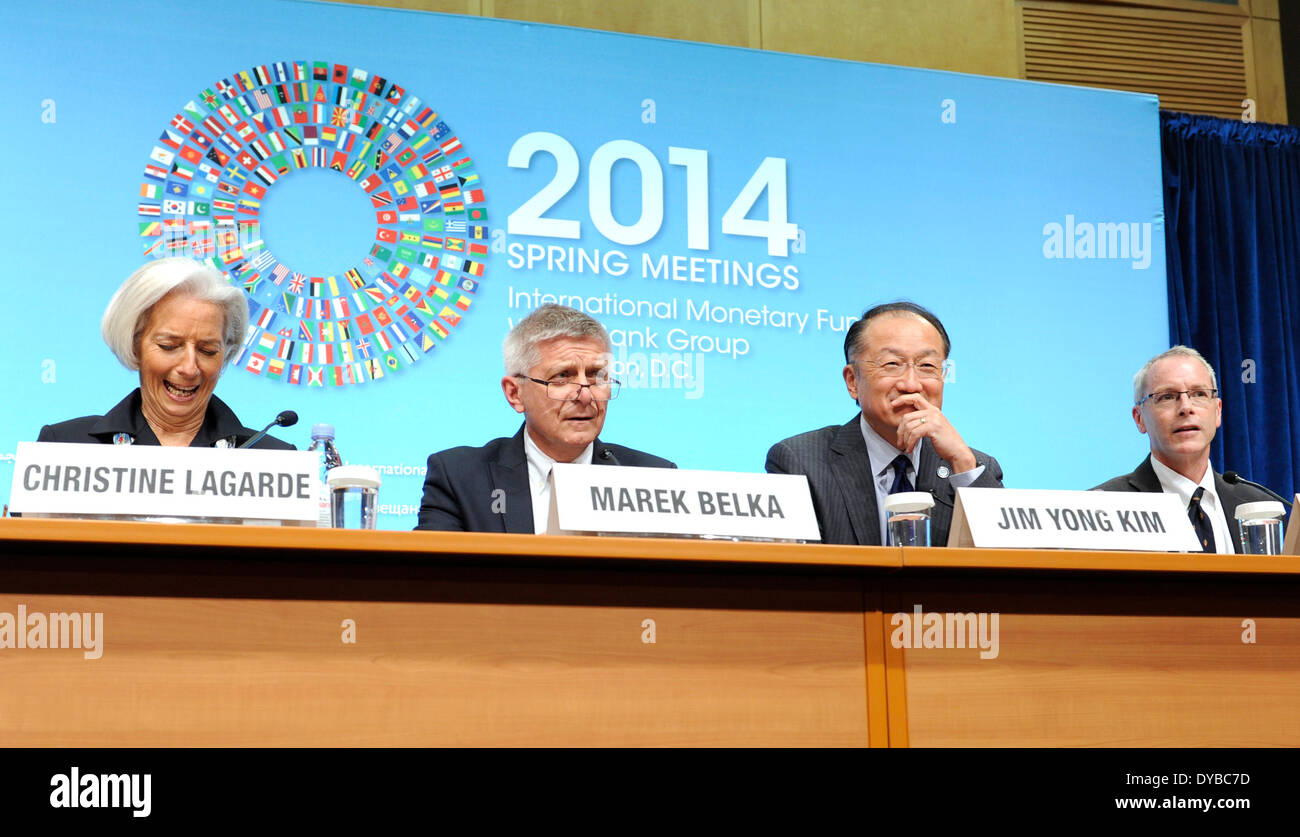 Washington, Estados Unidos. 12 abr, 2014. Fondo Monetario Internacional (FMI) Director Gerente Christine Lagarde (L), el Presidente del Comité para el Desarrollo, Marek Belka (2L) y el presidente del Banco Mundial, Jim Yong Kim (2R) asistir a una conferencia de prensa durante la reunión de primavera de 2014 del FMI y el Grupo del Banco Mundial en la sede del FMI en Washington, DC, capital de Estados Unidos, 12 de abril de 2014. Crédito: Bao Dandan/Xinhua/Alamy Live News Foto de stock