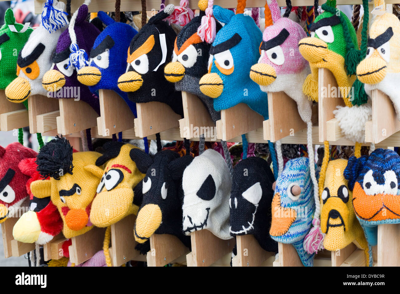Angry Birds mercancía sombreros de lana en un puesto en el mercado  Fotografía de stock - Alamy