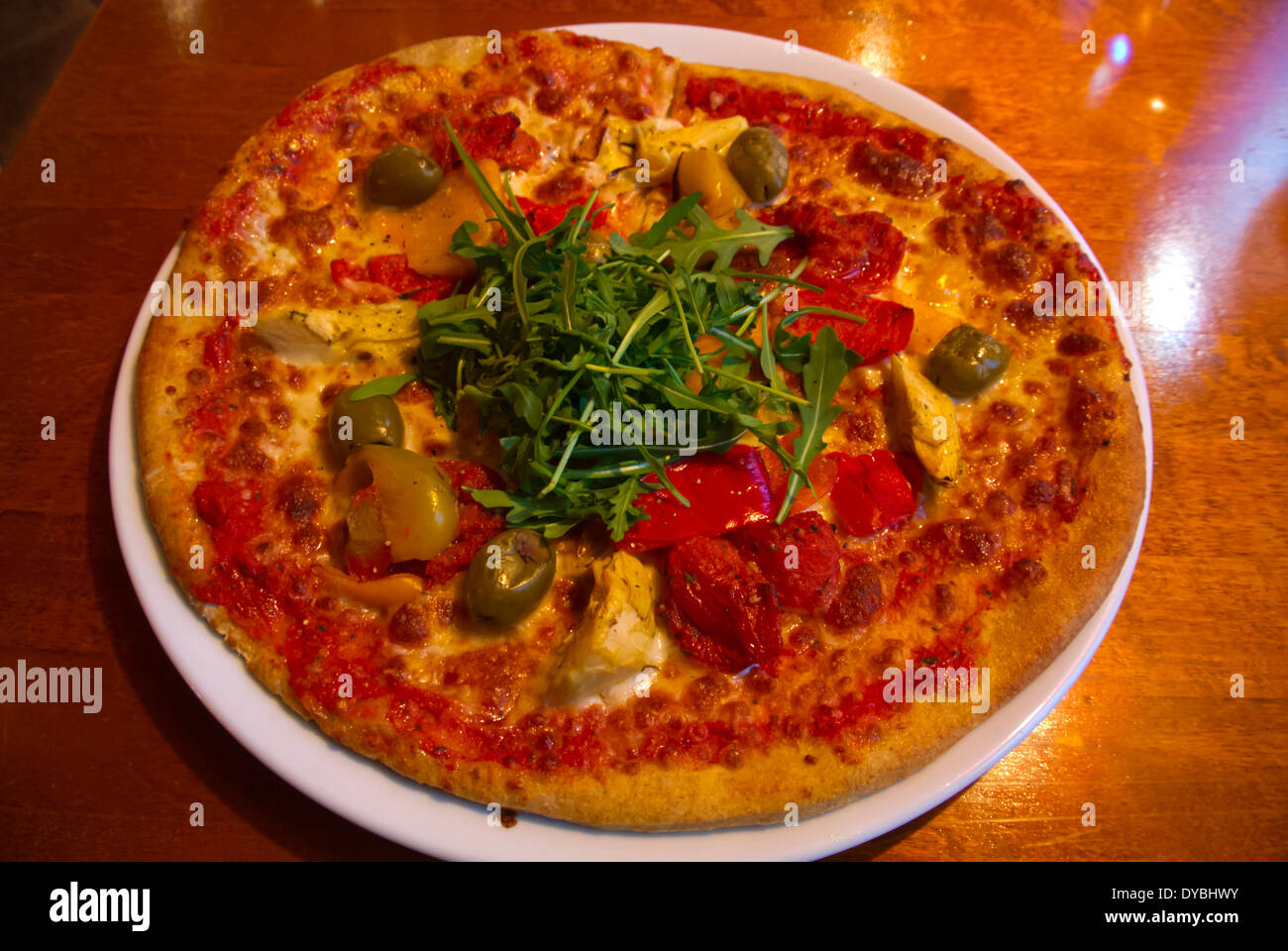 Pizza vegetariana con base de centeno, Helsinki, Finlandia, Europa Foto de stock