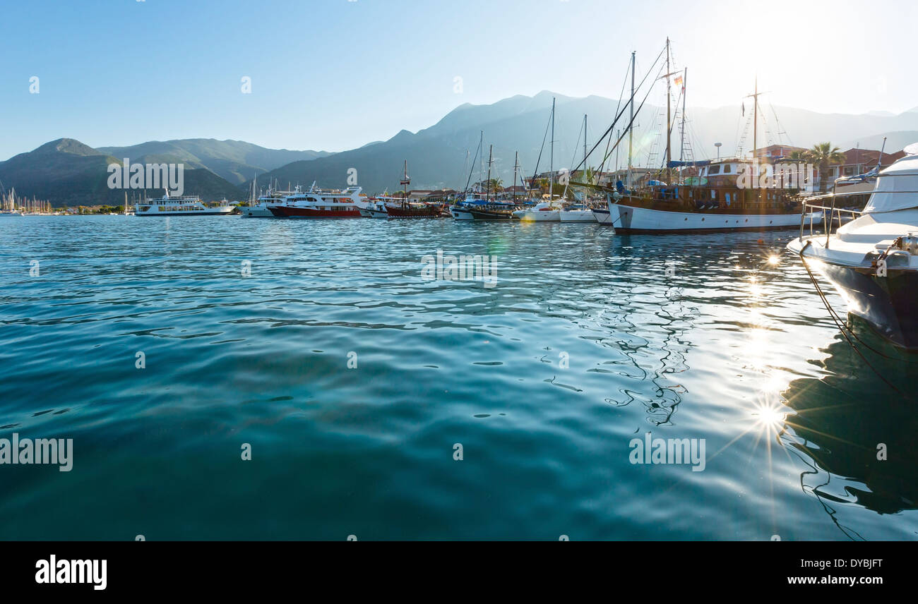 Los barcos de excursión y tallships en Bay (Nydri Lefkada, Grecia). Foto de stock