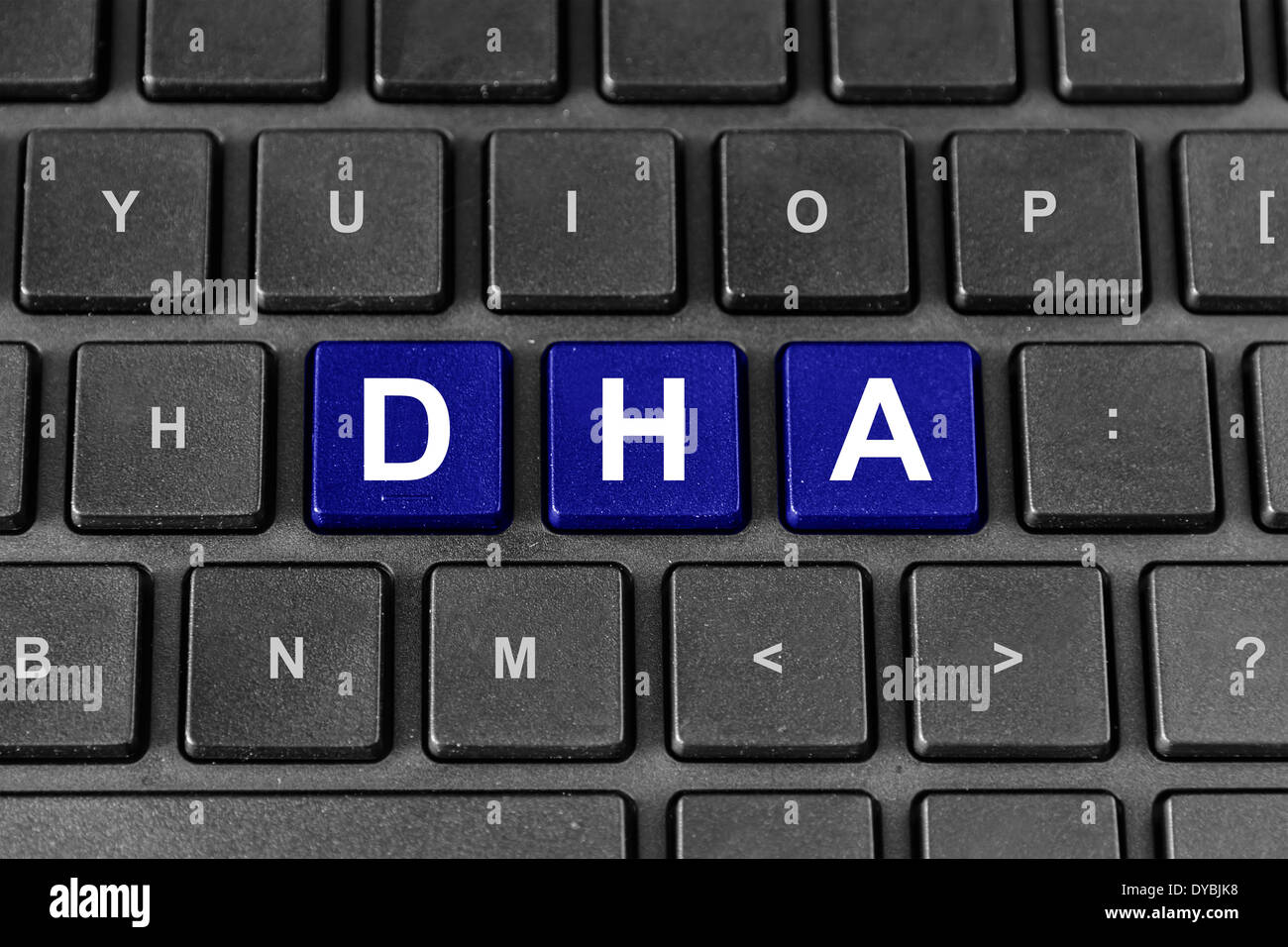 Ácido docosahexaenoico o DHA palabra azul en el teclado Foto de stock