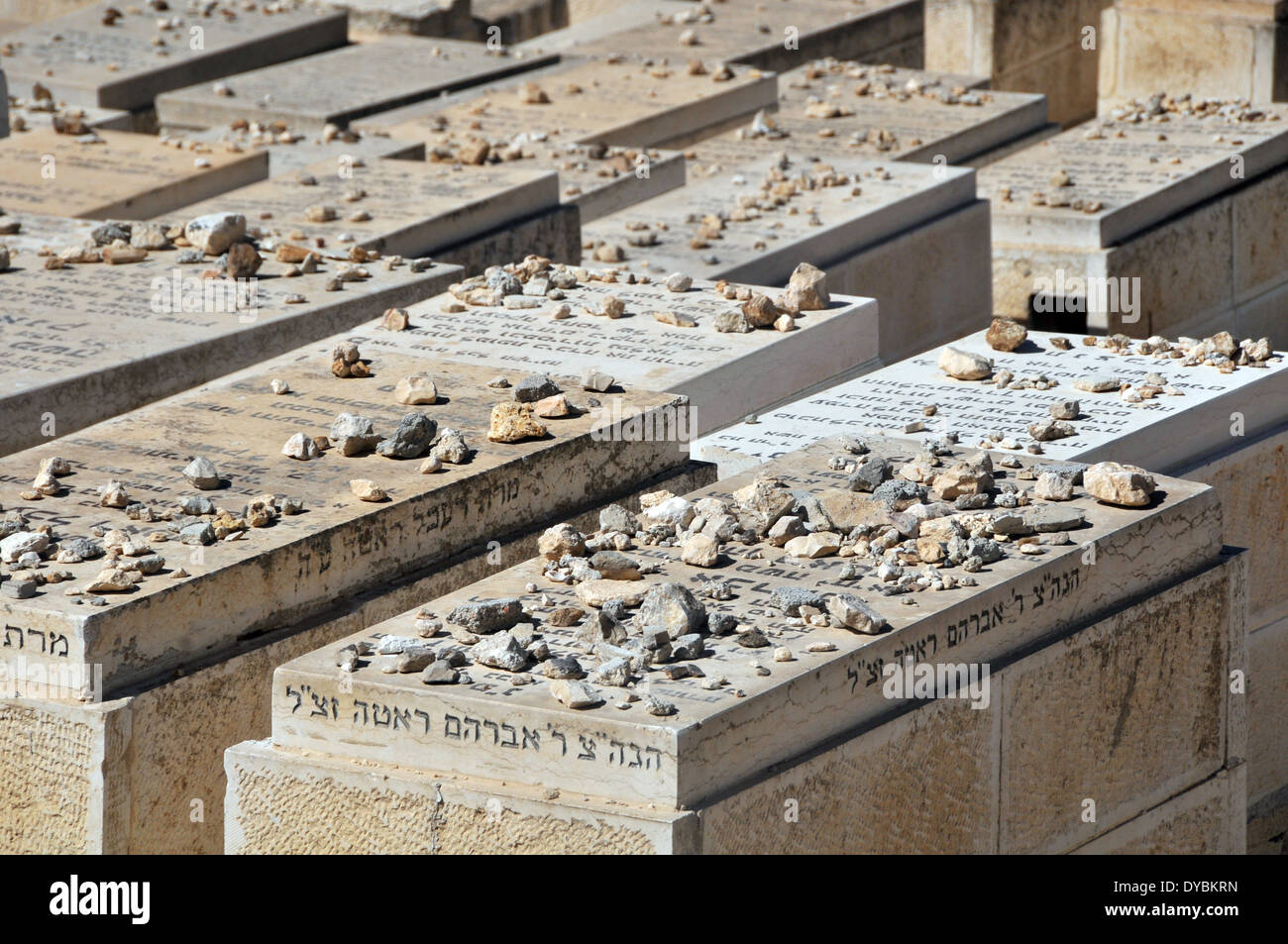 Vista de tumbas en el cementerio judío del monte de los Olivos, Jerusalén, Israel Foto de stock
