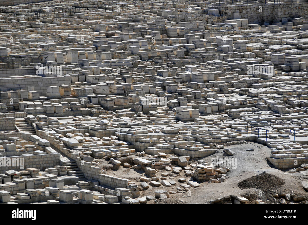 Vista de tumbas en el cementerio judío del monte de los Olivos, en Jerusalén, Israel Foto de stock