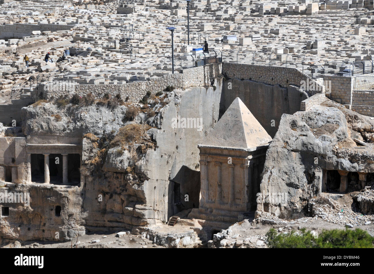 Ruinas excavadas y tumbas en el cementerio judío del monte de los Olivos, en Jerusalén, Israel Foto de stock