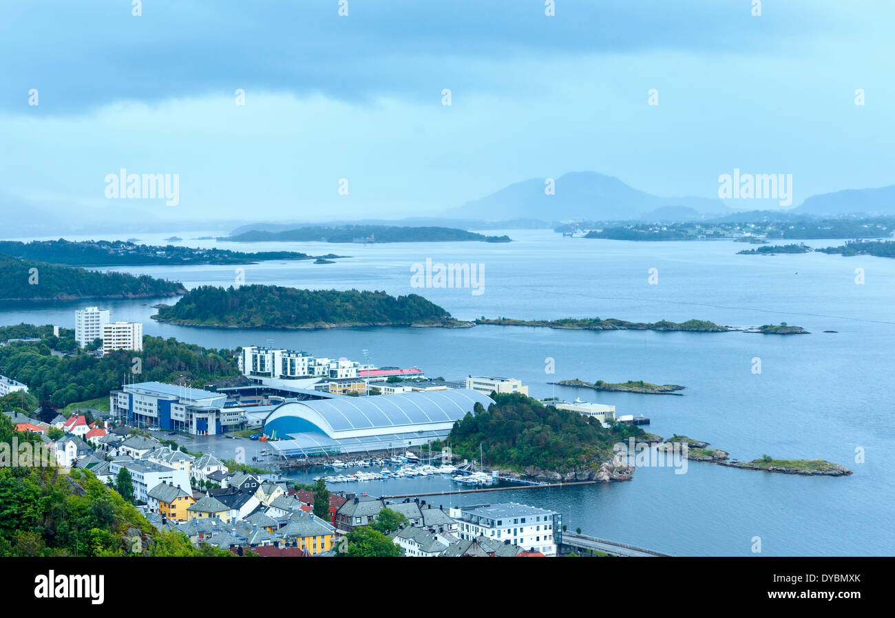 Ciudad de Alesund (Noruega) el verano nublado vista desde arriba Foto de stock