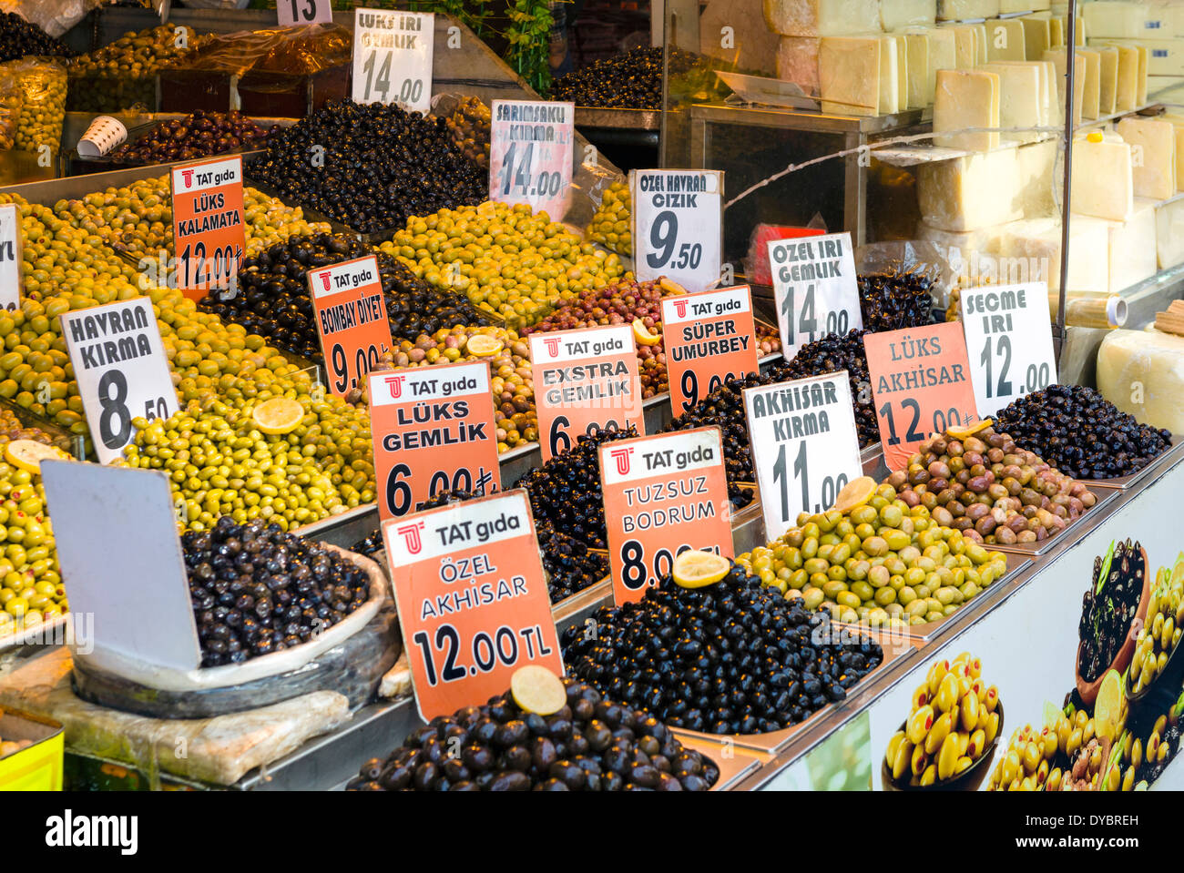 Tienda de venta de aceitunas en Kalcin Sokak cerca el Bazar de las especias, distrito de Eminonu, Estambul, Turquía Foto de stock