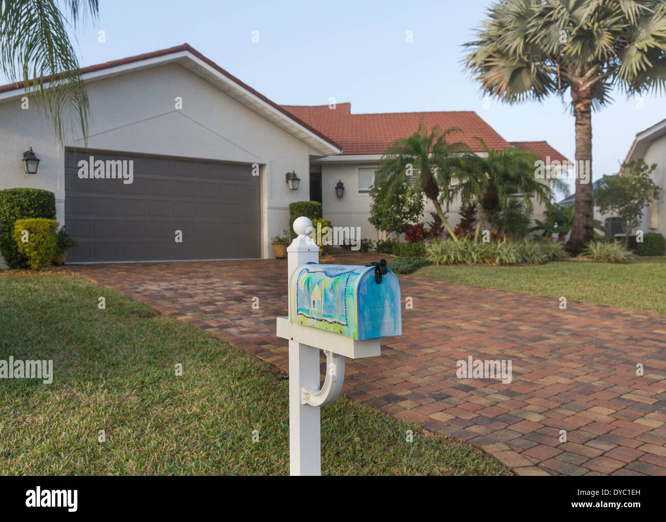 Parte delantera de clase media de la Florida casa suburbana con palmeras, FL, EE.UU. Foto de stock