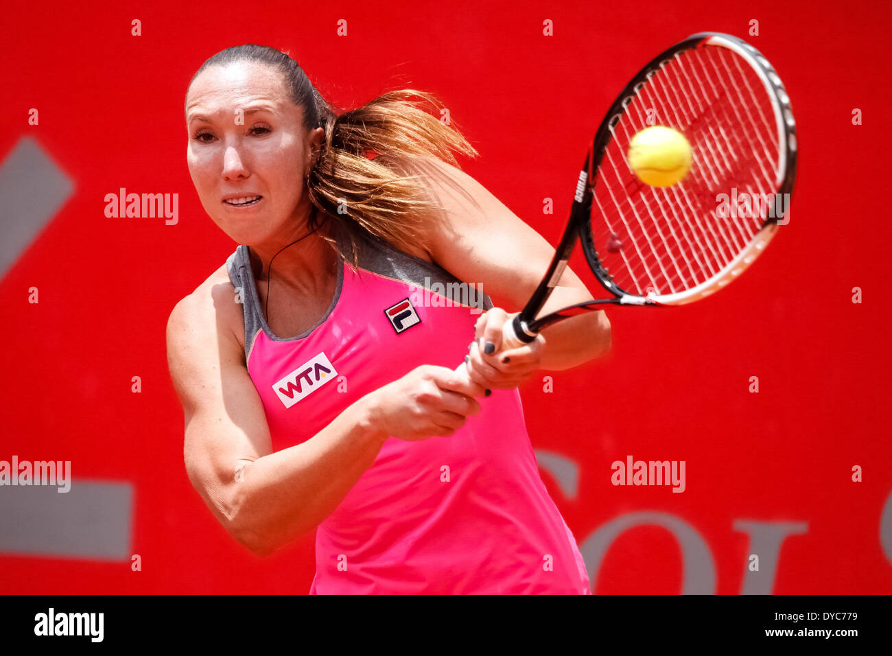 Bogotá, Colombia. 13 abr, 2014. La serbia Jelena Jankovic devuelve el balón a Caroline Garcia de Francia durante el partido de la final de la Copa Colsanitas Tenis, de la Asociación de Tenis Femenino (WTA), en Bogotá, Colombia, el 13 de abril de 2014. Jelena Jankovic perdió 0-2. © Jhon Paz/Xinhua/Alamy Live News Foto de stock