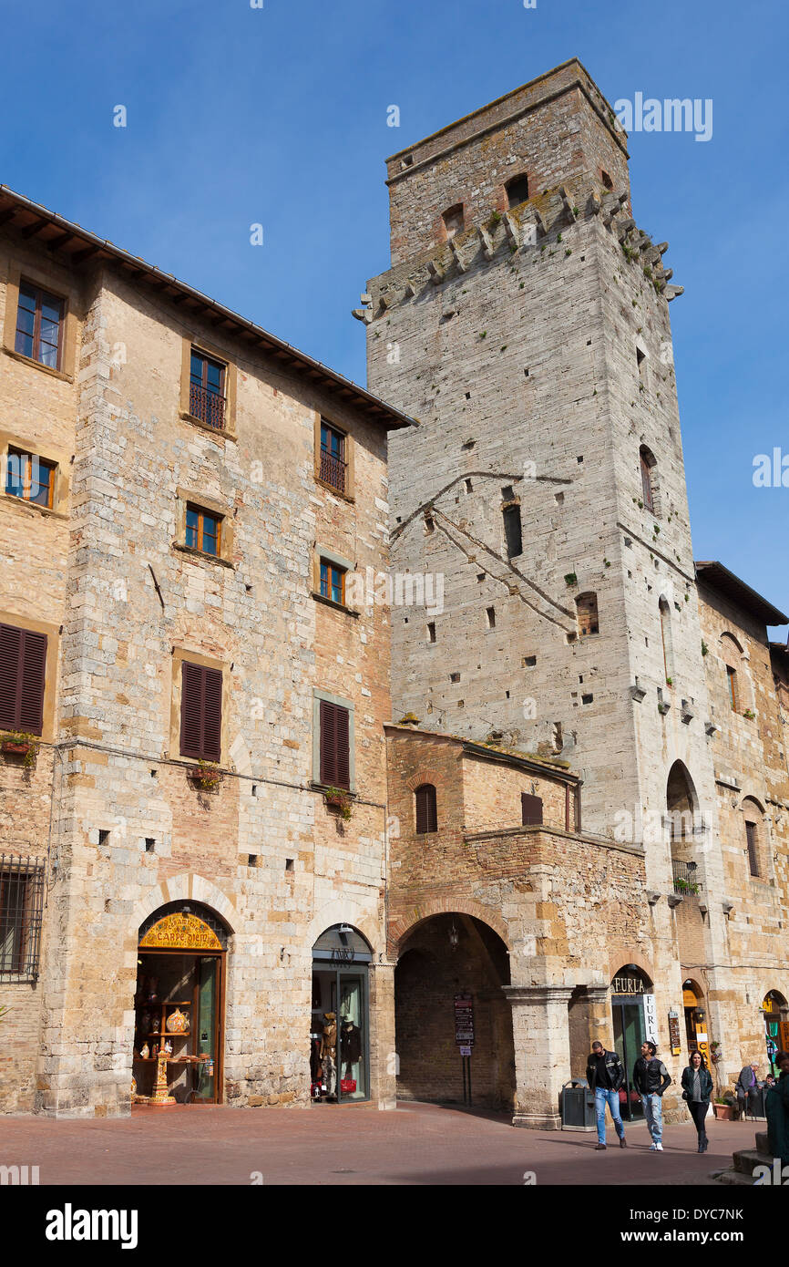 Plaza de San Gimignano, en la provincia de Siena, Toscana, Italia Foto de stock