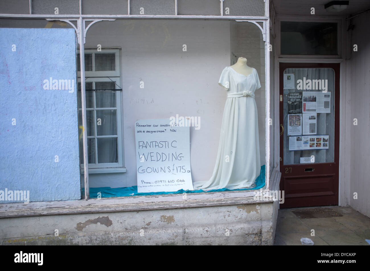Una tienda de vestidos de boda que ha cerrado. Frome, Somerset Foto de stock