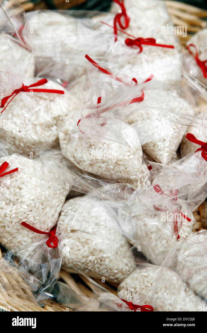 Bolsas de arroz con una cinta roja listo para un matrimonio Foto de stock