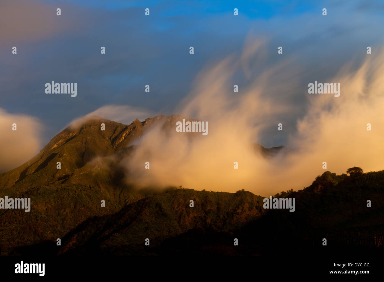 La última luz sobre el Volcán Barú, a 3475 m, en la provincia de Chiriquí, República de Panamá. Foto de stock
