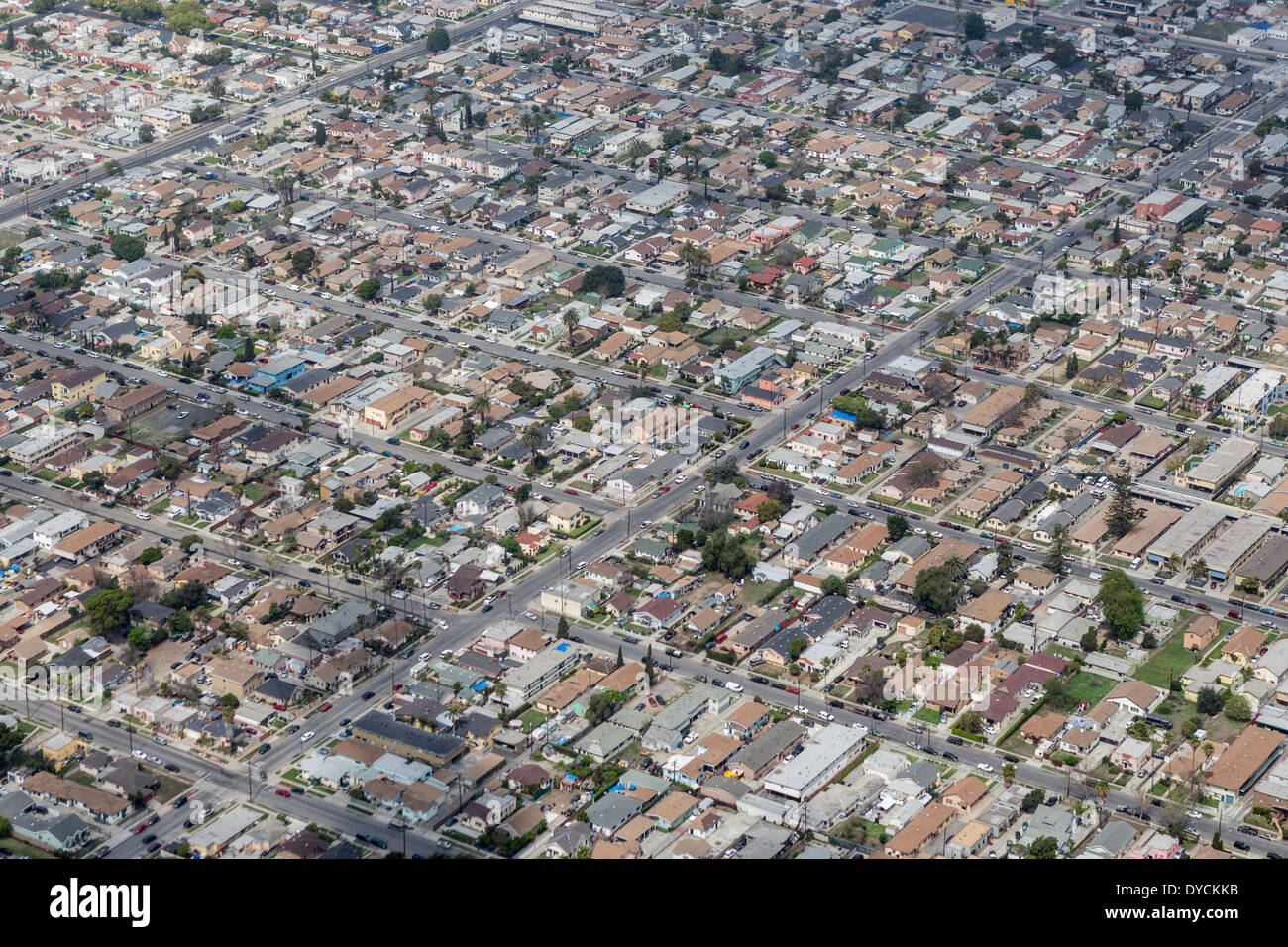 Antena de alta densidad de viviendas de bajos ingresos en el sur centro de Los Angeles. Foto de stock
