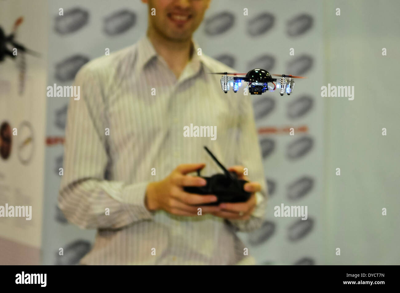 Un hombre vuela un mini quad-Copter drone Foto de stock