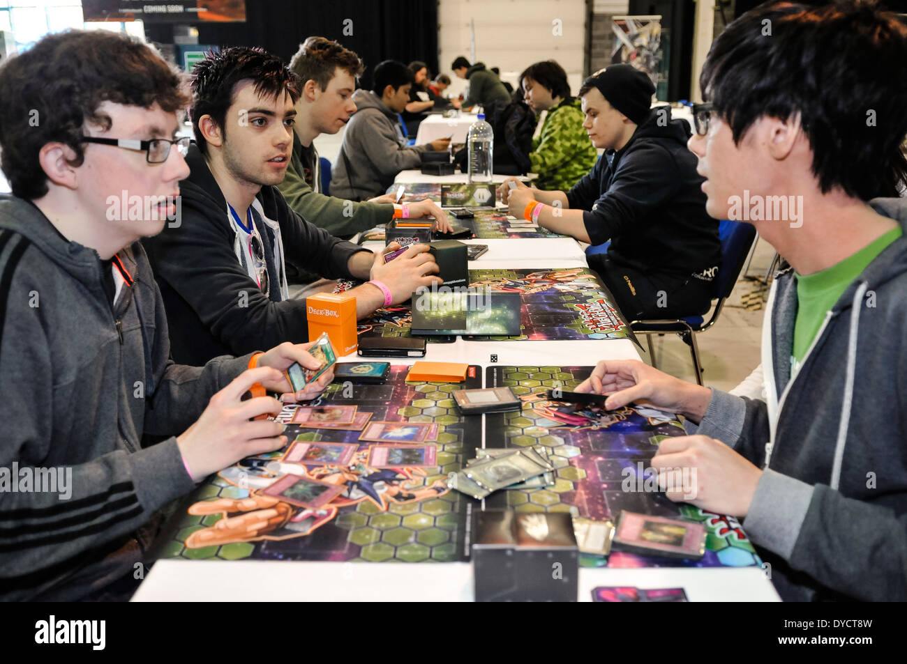 Muchachos adolescentes jugando un juego de cartas YuGiOh trading card
