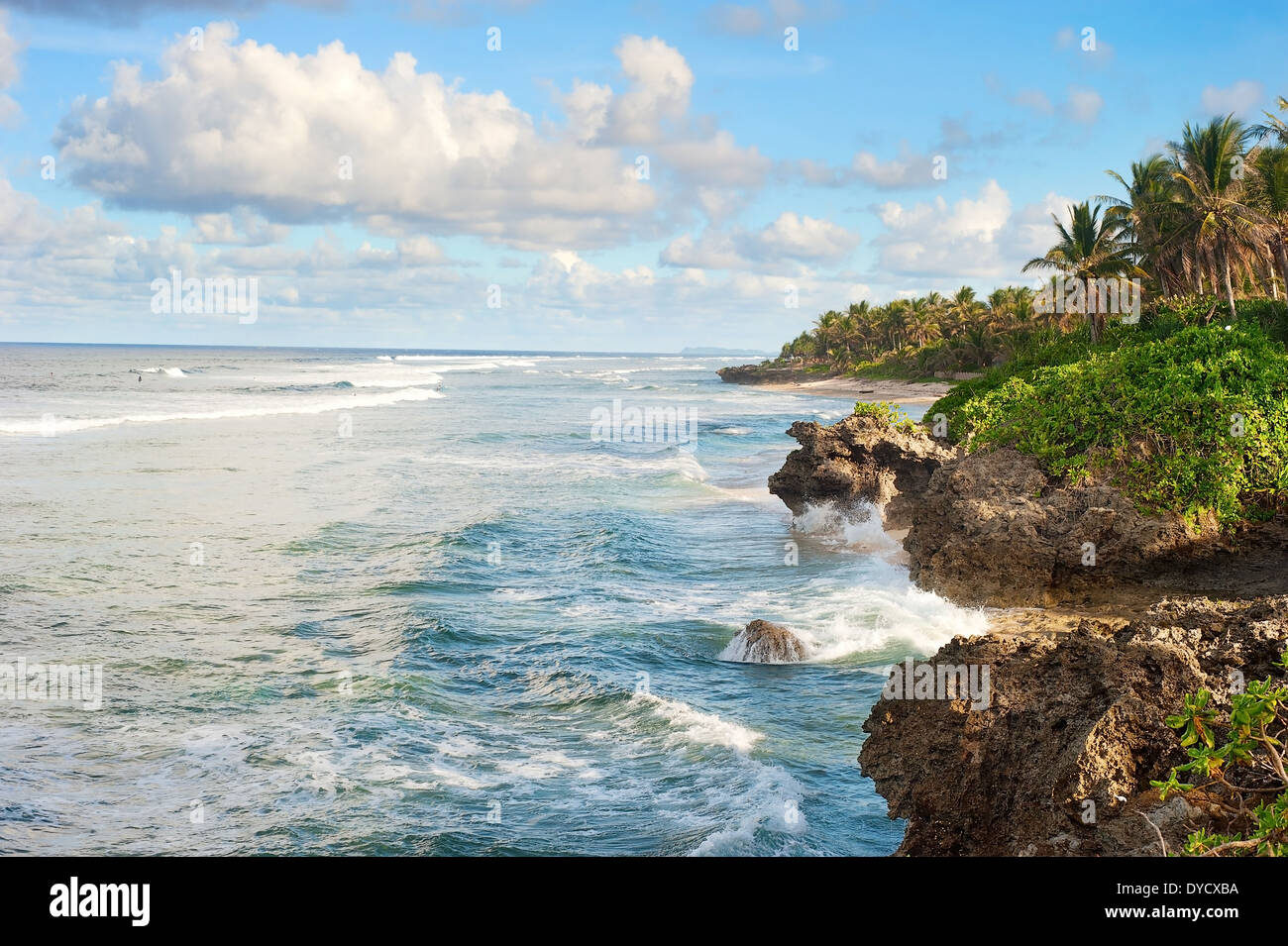 Vista de Filipinas mar al atardecer en la isla Calicoan Foto de stock
