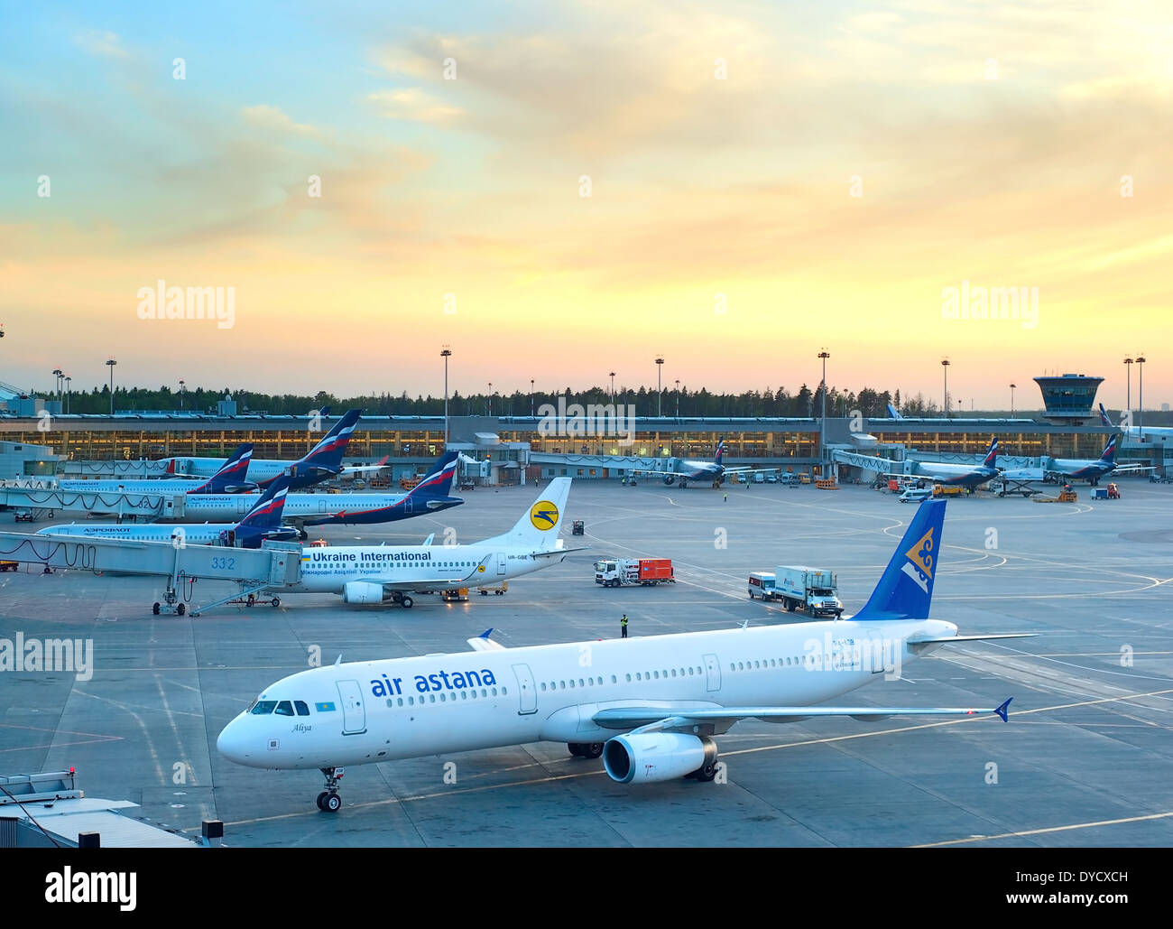 Bajo el cargamento del avión en el Aeropuerto Internacional Sheremetyevo de Moscú, Rusia. Foto de stock