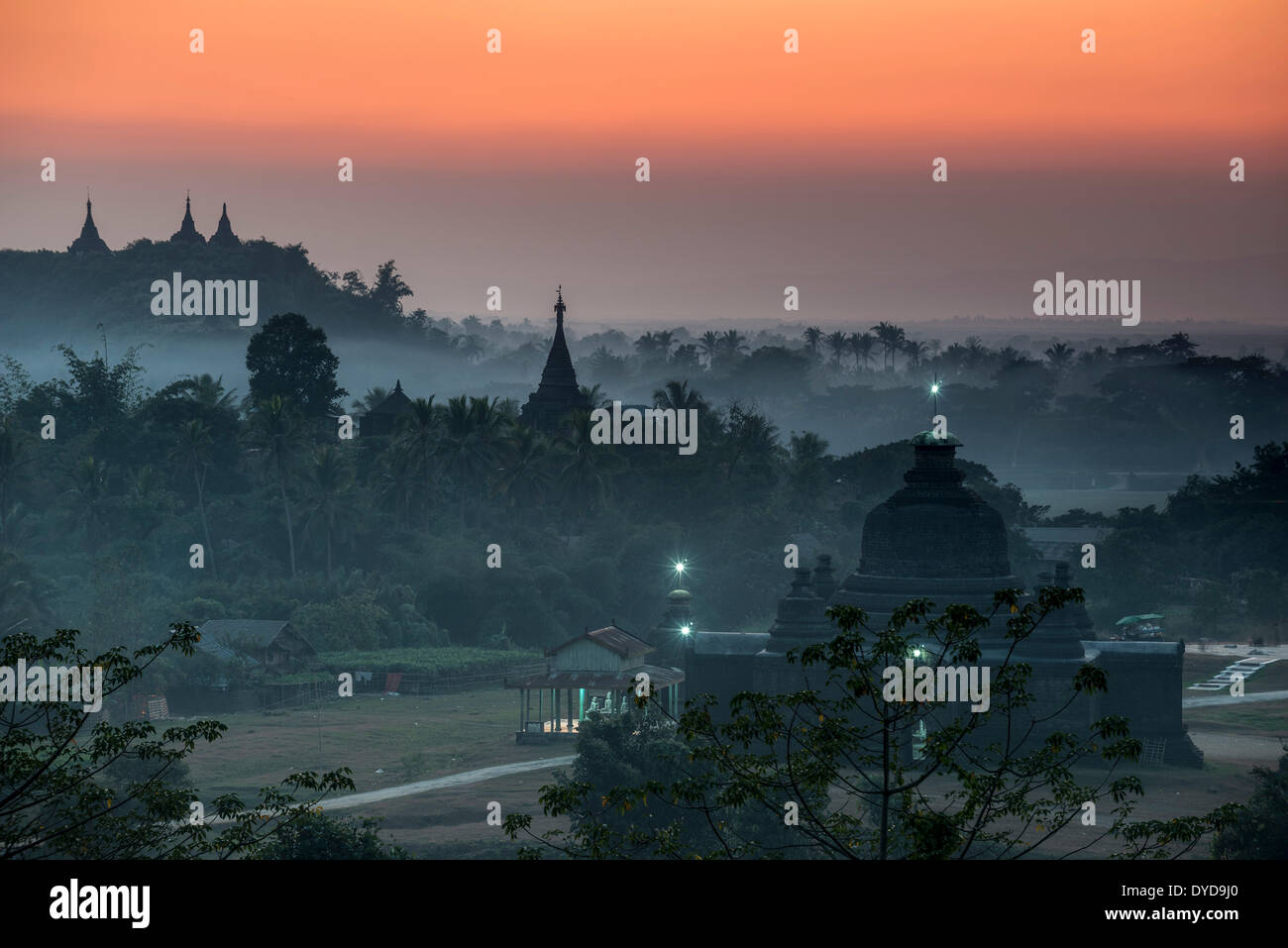 Laymyetnta Pagoda o Templo del crepúsculo, hora azul, Mrauk U, distrito de Sittwe, estado de Rakhine, Myanmar Foto de stock