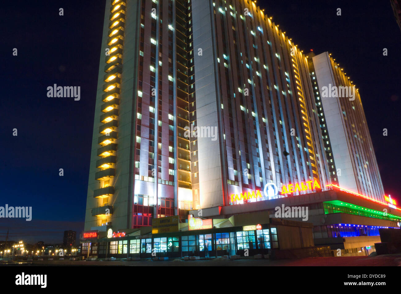 Vista nocturna de Izmaylovo Delta Gamma complejo hotelero en Moscú. Foto de stock