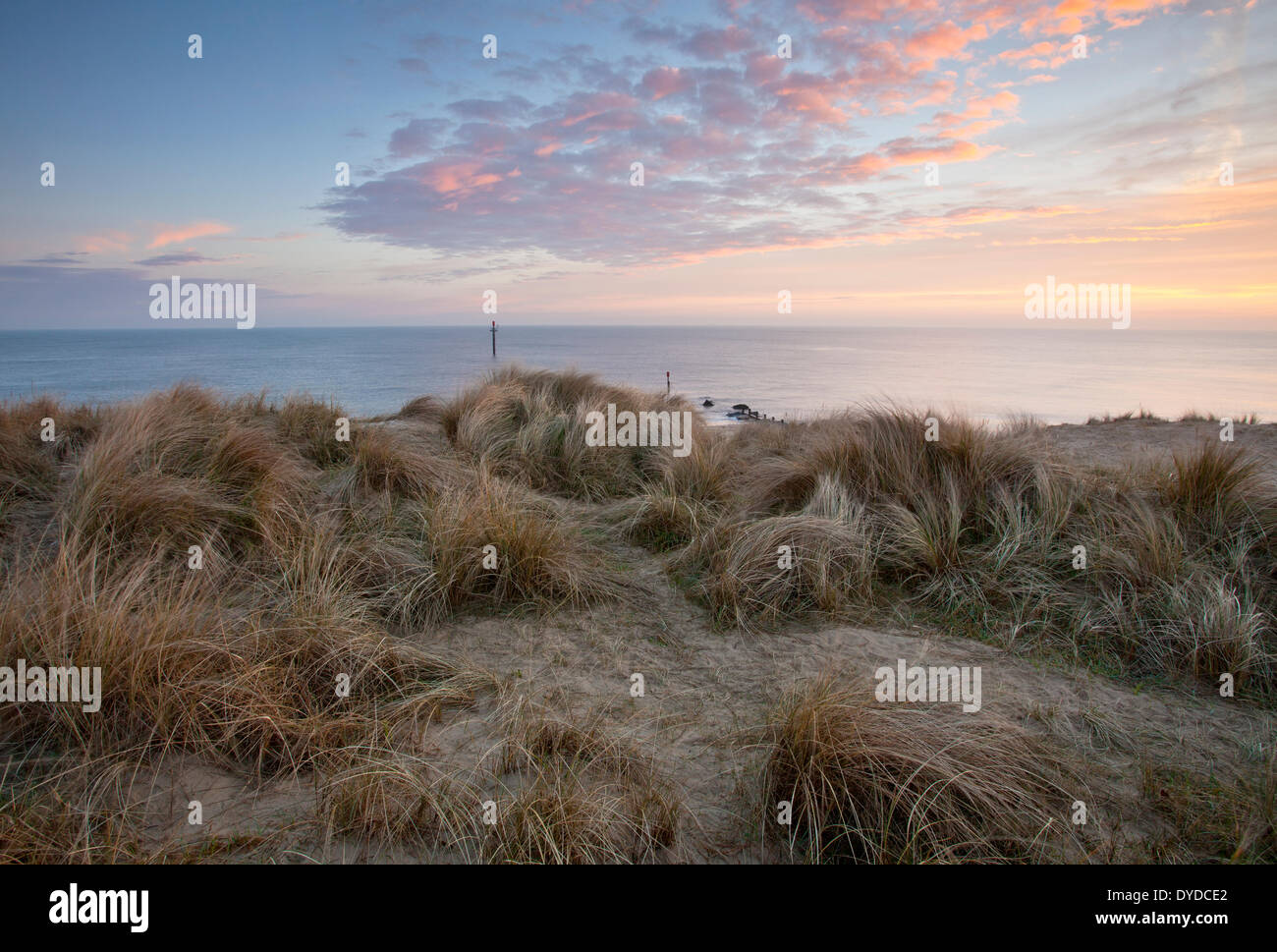 Mar Playa Palling frosty en una fría mañana en la costa de Norfolk. Foto de stock