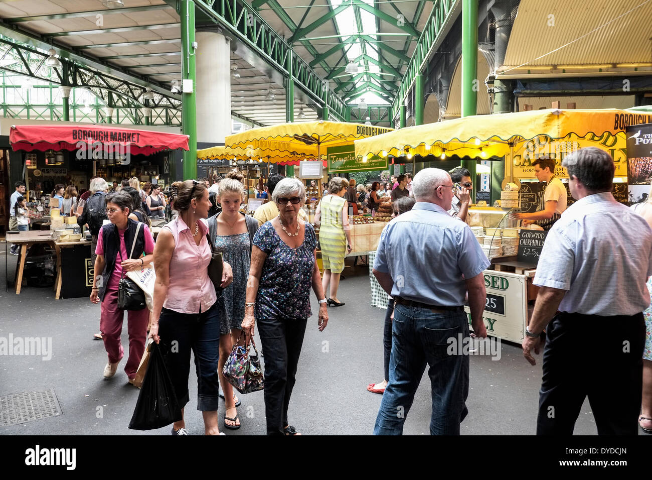 El interior de Borough Market de Londres. Foto de stock