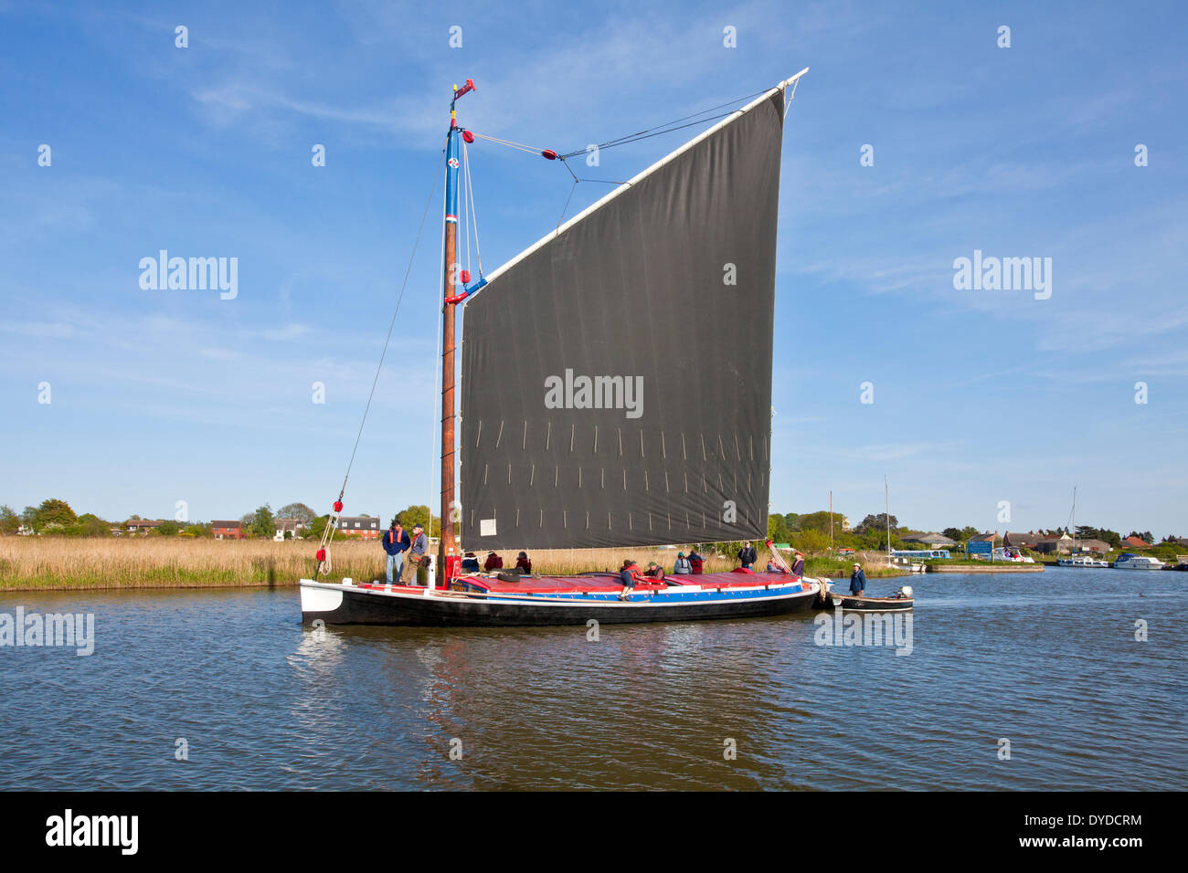 El Wherry Albion navegando por el Río Thurne en Norfolk Broads. Foto de stock