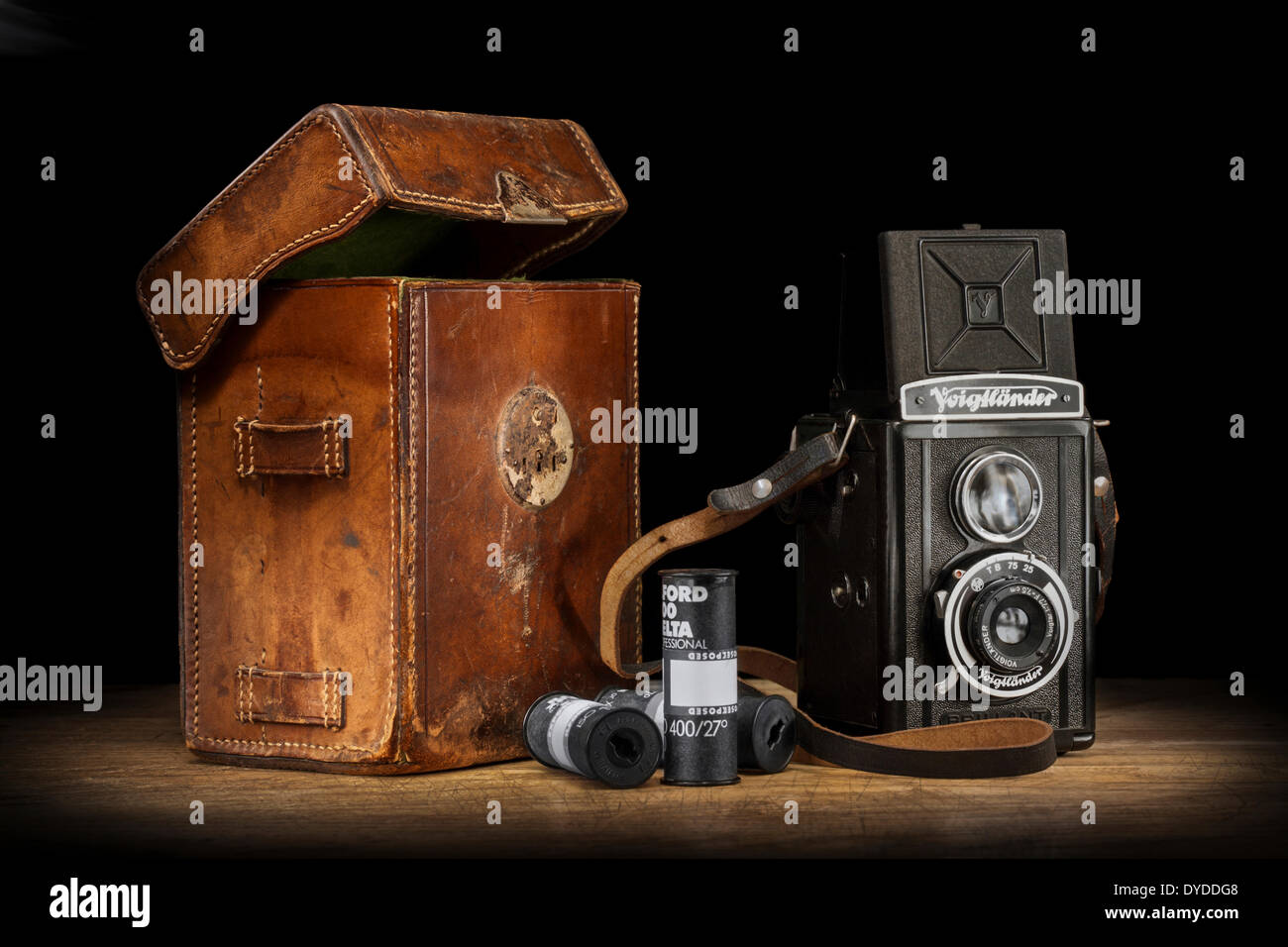 Vintage Voigtlander brillante cámara con funda de cuero y películas. Foto de stock