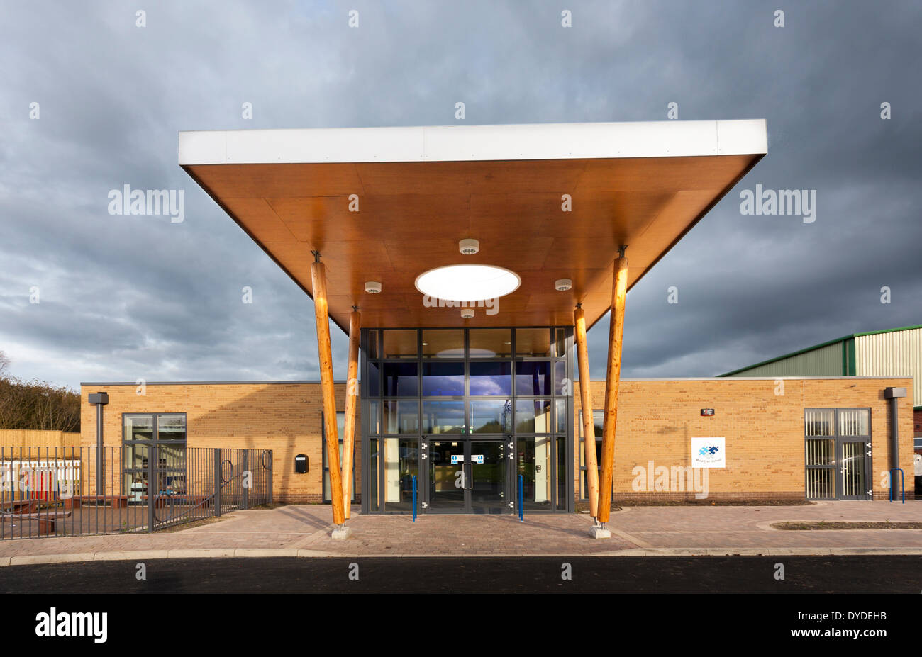 La arquitectura moderna canopy formando la entrada a la escuela en Beaminister Mountjoy. Foto de stock